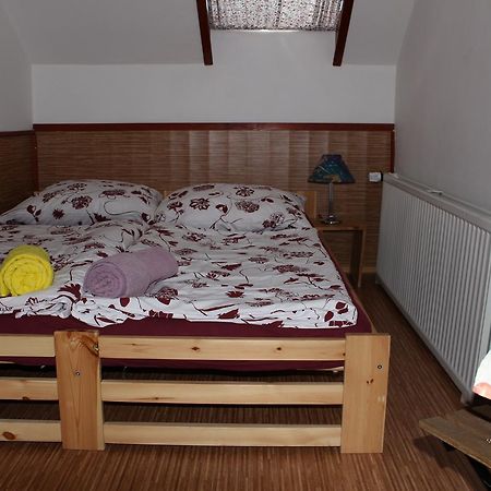 Penzion Bulhary S Vinnym Sklepem Bagian luar foto