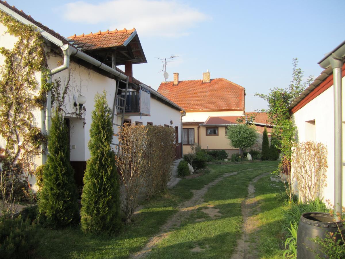 Penzion Bulhary S Vinnym Sklepem Bagian luar foto