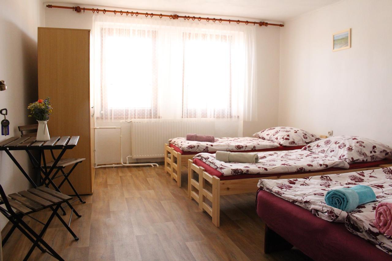 Penzion Bulhary S Vinnym Sklepem Bagian luar foto