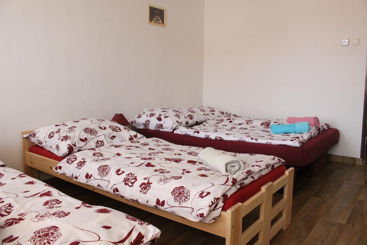 Penzion Bulhary S Vinnym Sklepem Bagian luar foto
