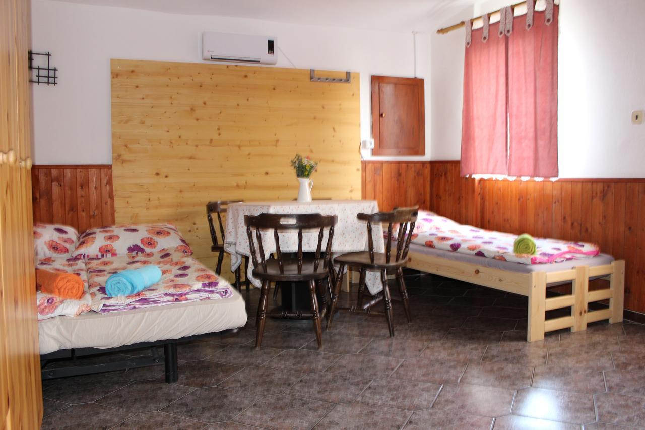 Penzion Bulhary S Vinnym Sklepem Bagian luar foto