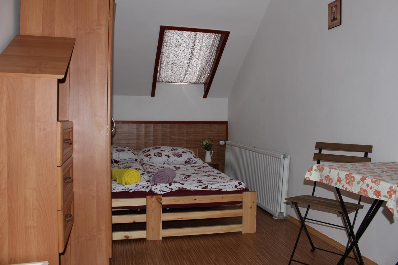 Penzion Bulhary S Vinnym Sklepem Bagian luar foto