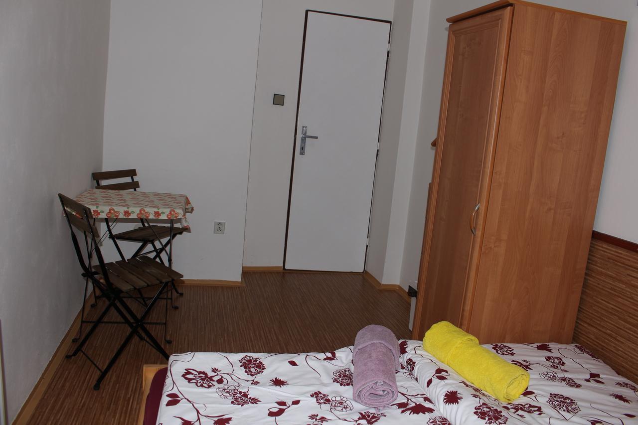 Penzion Bulhary S Vinnym Sklepem Bagian luar foto