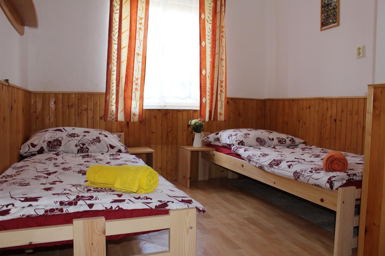 Penzion Bulhary S Vinnym Sklepem Bagian luar foto