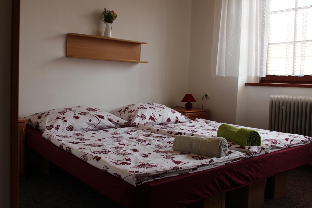 Penzion Bulhary S Vinnym Sklepem Bagian luar foto