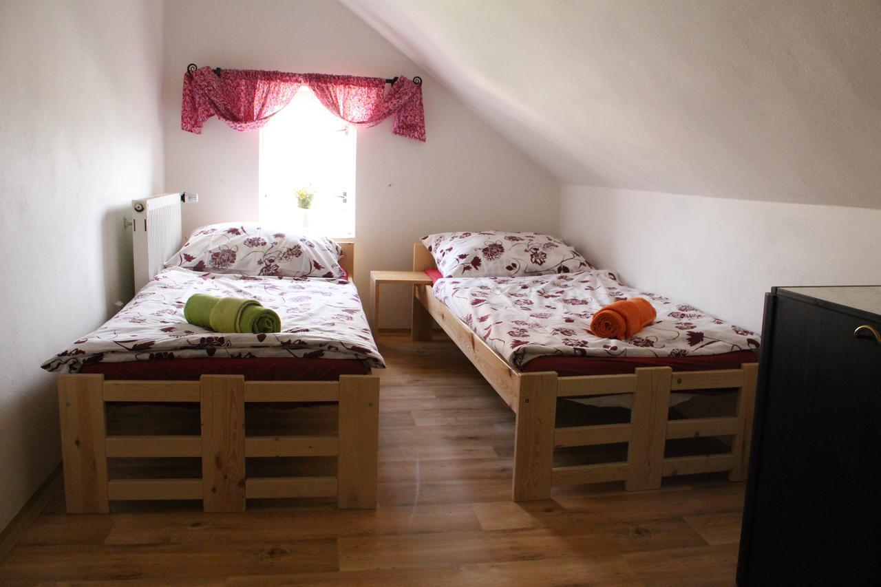 Penzion Bulhary S Vinnym Sklepem Bagian luar foto
