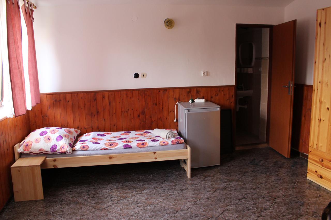Penzion Bulhary S Vinnym Sklepem Bagian luar foto