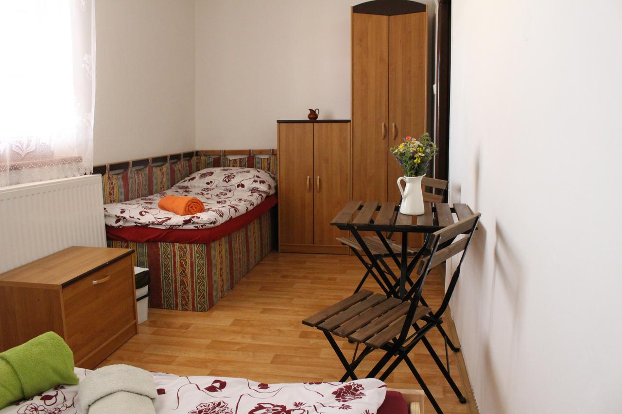 Penzion Bulhary S Vinnym Sklepem Bagian luar foto