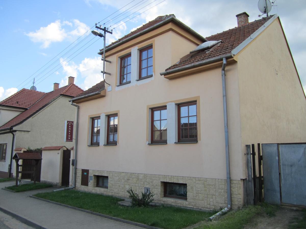 Penzion Bulhary S Vinnym Sklepem Bagian luar foto