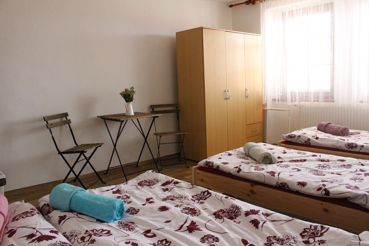 Penzion Bulhary S Vinnym Sklepem Bagian luar foto