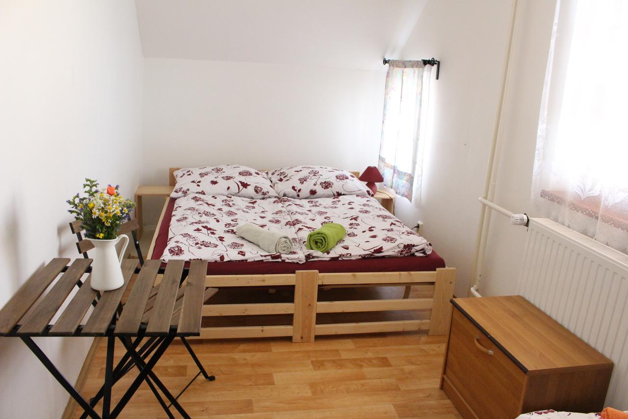 Penzion Bulhary S Vinnym Sklepem Bagian luar foto