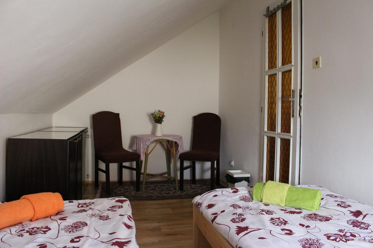 Penzion Bulhary S Vinnym Sklepem Bagian luar foto