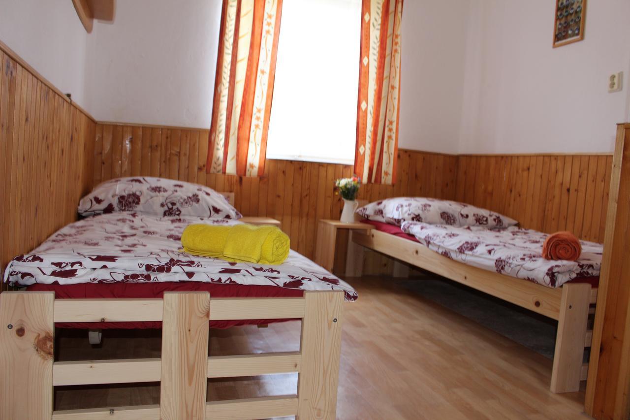 Penzion Bulhary S Vinnym Sklepem Bagian luar foto